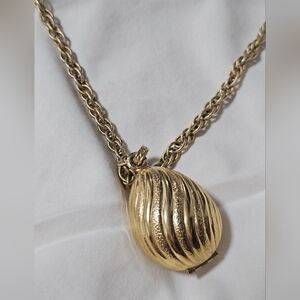 Vintage 1968 Avon Gold Charmer Glace Pendant Necklace